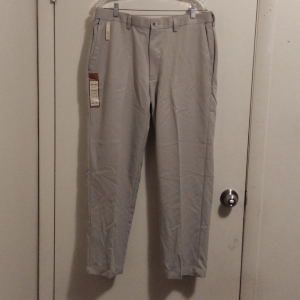 NWT! Haggar Light Tan Men's Flat Front No Iron Comfort Waist Classic Fit Pants!